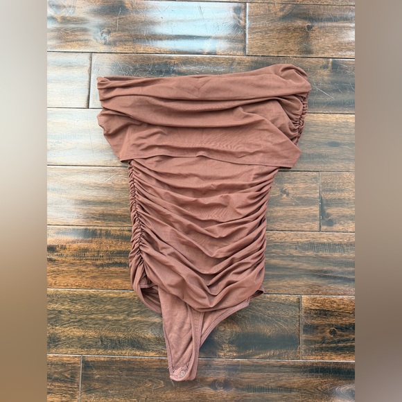 A&F Sheer Off the Shoulder Bodysuit - Picture 3 of 6